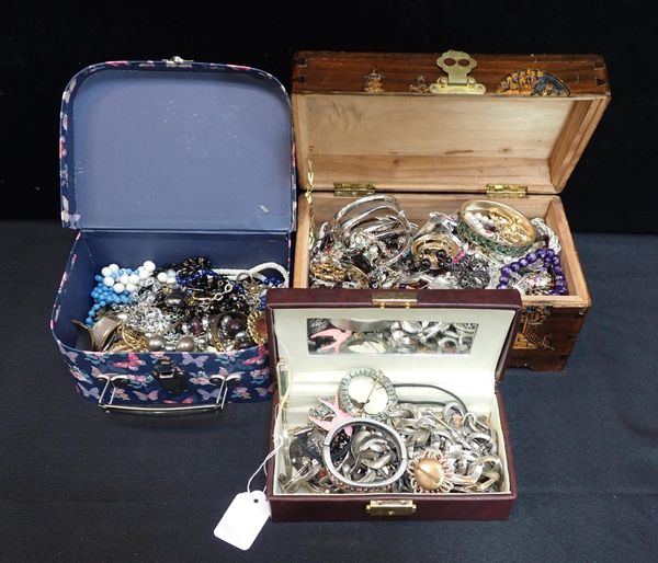 A COLLECTION OF COSTUME JEWELLERY