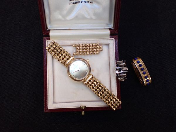 A 9ct WHITE GOLD MODERNIST RING