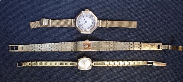 A LADIES' 9CT GOLD BRACELET WATCH
