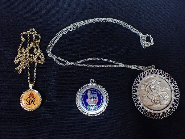 VICTORIA 1890 CROWN, FITTED AS A PENDANT