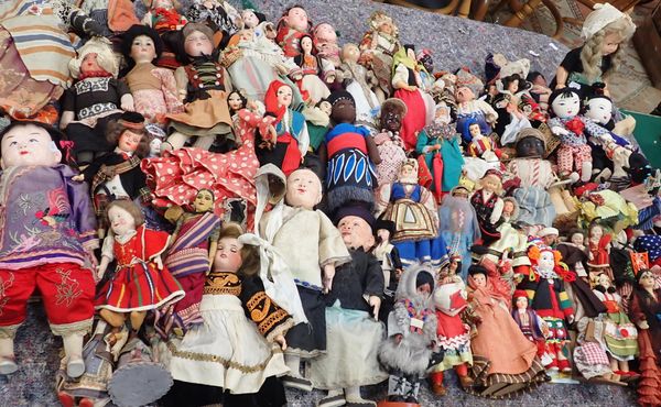 A LARGE COLLECTION OF WORLD COSTUME DOLLS