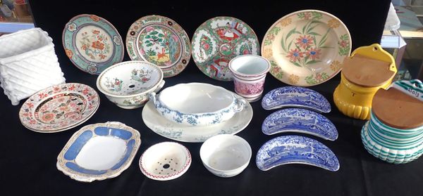 A QUANTITY OF CERAMICS