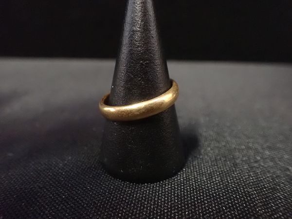 A 22CT GOLD WEDDING BAND