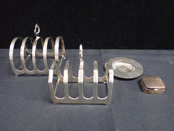 AN ART DECO TOAST RACK BY EMILE VINER, SHEFFIELD 1932