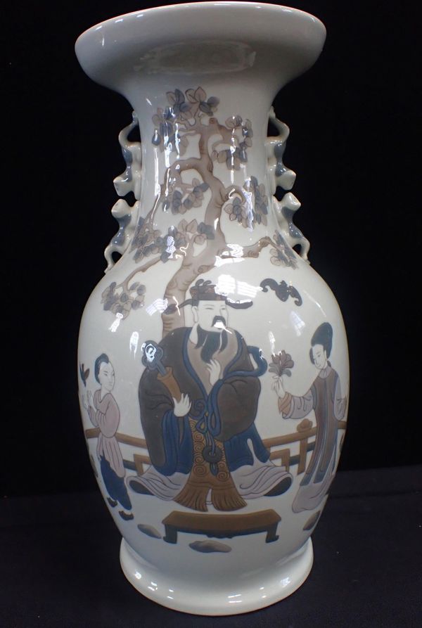 A LLADRO PORCELAIN VASE OF CHINESE STYLE