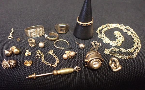 A 9ct GOLD RING, A 9ct 'K' PENDANT