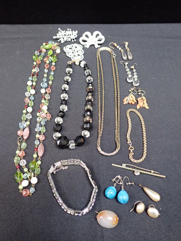 A COLLECTION OF COSTUME JEWELLERY