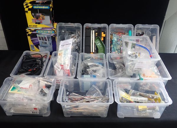 A LARGE COLLECTION OF SCALEXTRIC SPARES AND ACCESSORIES