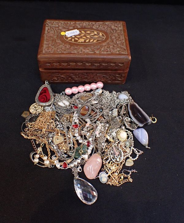 A QUANTITY OF COSTUME JEWELLERY