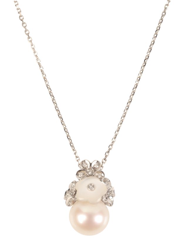 A PEARL AND DIAMOND PENDANT NECKLACE