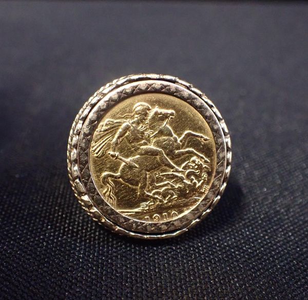 A 9CT GEORGE V 1910 SOVEREIGN RING