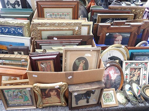 A QUANTITY OF PICTURE FRAMES