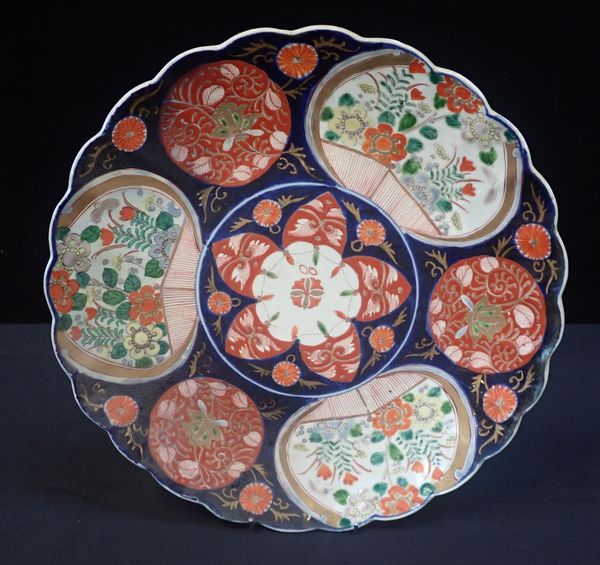 A LARGE JAPANESE IMARI STYLE DISH