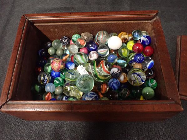 A GOOD COLLECTION OF 19TH CENTURY MARBLES