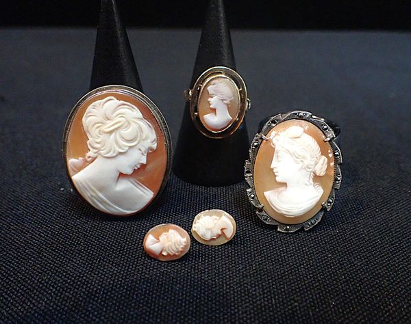 A 9ct GOLD SHELL CAMEO RING