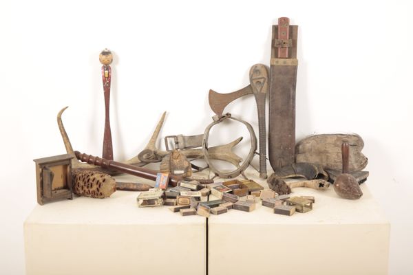 AN EARLY 20TH CENTURY SPIKED LEATHER DOG COLLAR