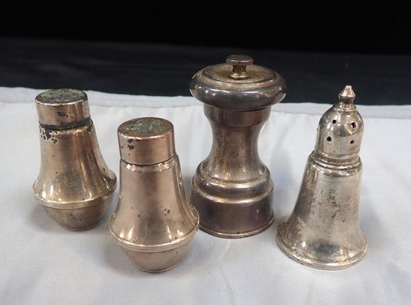 AN EDWARD VII SILVER PEPPER MILL