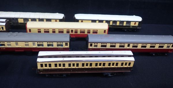 FIVE TRIANG 00 GAUGE COACHES