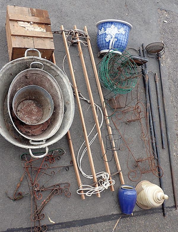 A LAUNDRY DRYING CEILING RACK