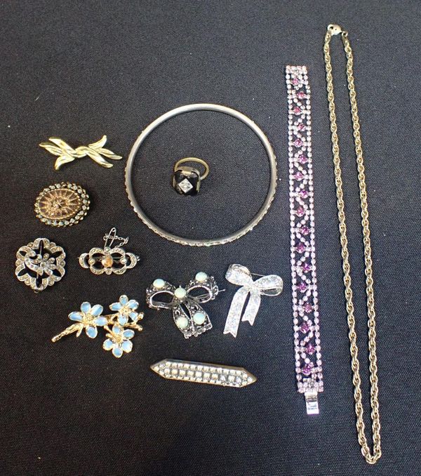A COLLECTION OF COSTUME JEWELLERY