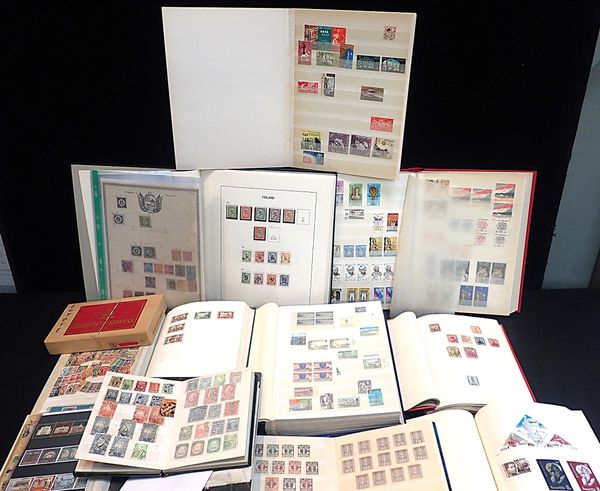 A COLLECTION OF MIXED WORLD STAMPS