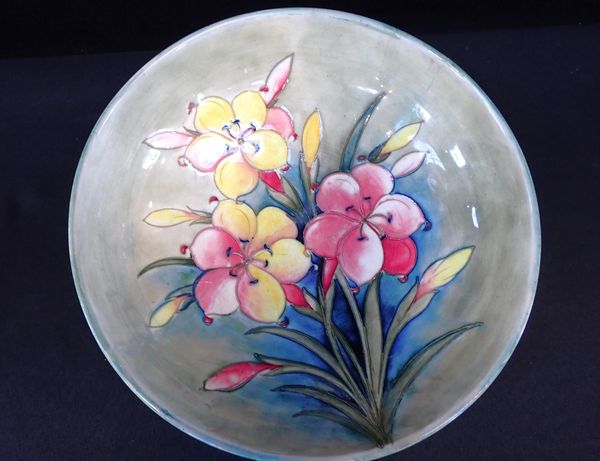 A MOORCROFT BOWL, DECORATED WITH A SPRAY OF FLOWERS