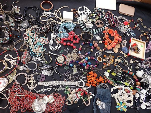 A QUANTITY OF COSTUME JEWELLERY