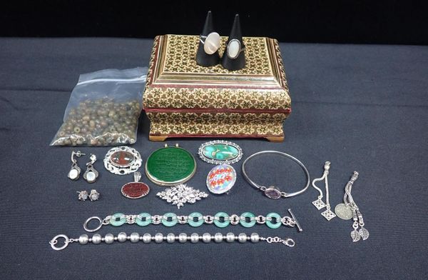 A COLLECTION OF 925 SILVER JEWELLERY