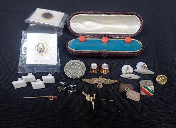 A SET OF THREE EDWARDIAN GOLD COLOURED METAL CORAL SHIRT STUDS