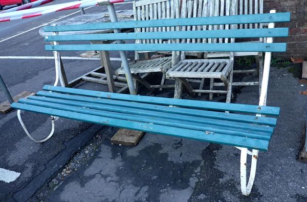 AN EARLY 20th CENTURY GARDEN BENCH