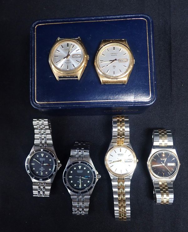 SEIKO: A QUARTZ STAINLESS STEEL BRACELET SPORTS WATCH
