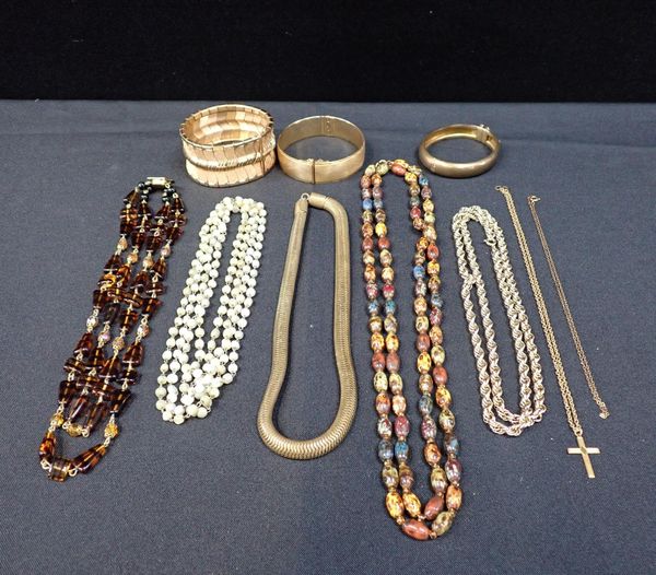 A COLLECTION OF NECKLACES AND BRACELETS