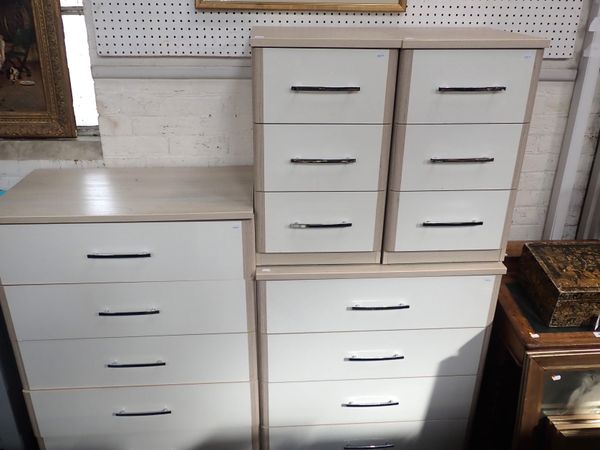 A WHITE AND LIGHTWOOD FINISH BEDROOM SUITE