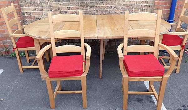 A MODERN OAK DINING TABLE AND FOUR CHAIRS