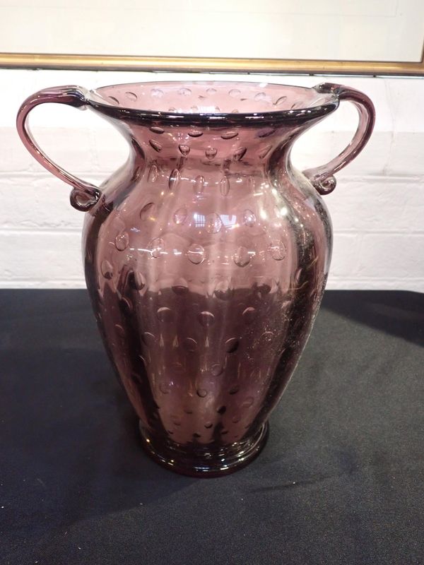 A 20th CENTURY TWIN HANDLED PURPLE GLASS VASE