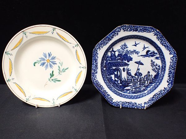 AN EARLY 19TH CENTURY BLUE AND WHITE PEARLWARE 'LADY WITH PARASOL' PATTERN OCTAGONAL PLATE