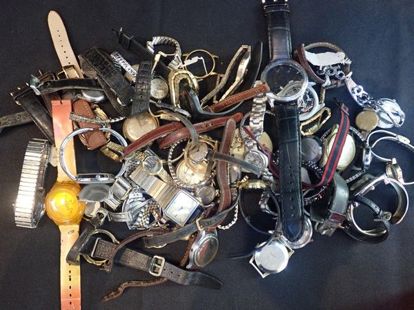 A QUANTITY OF VARIOUS GENTLEMANS' AND LADIES' WRIST WATCHES