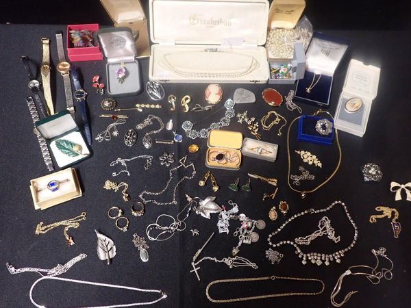 A QUANTITY OF COSTUME JEWELLERY