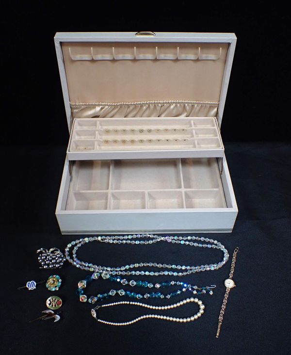 A COLLECTION OF COSTUME JEWELLERY
