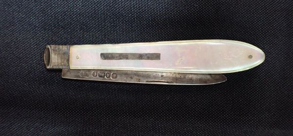 A SILVER FOLDING FRUIT KNIFE BY GEORGE UNITE