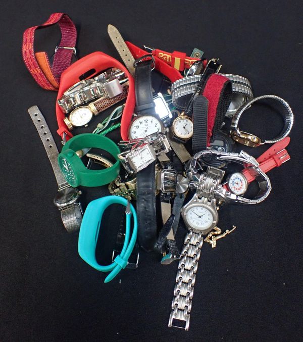 A QUANTITY OF QUARTZ WRISTWATCHES