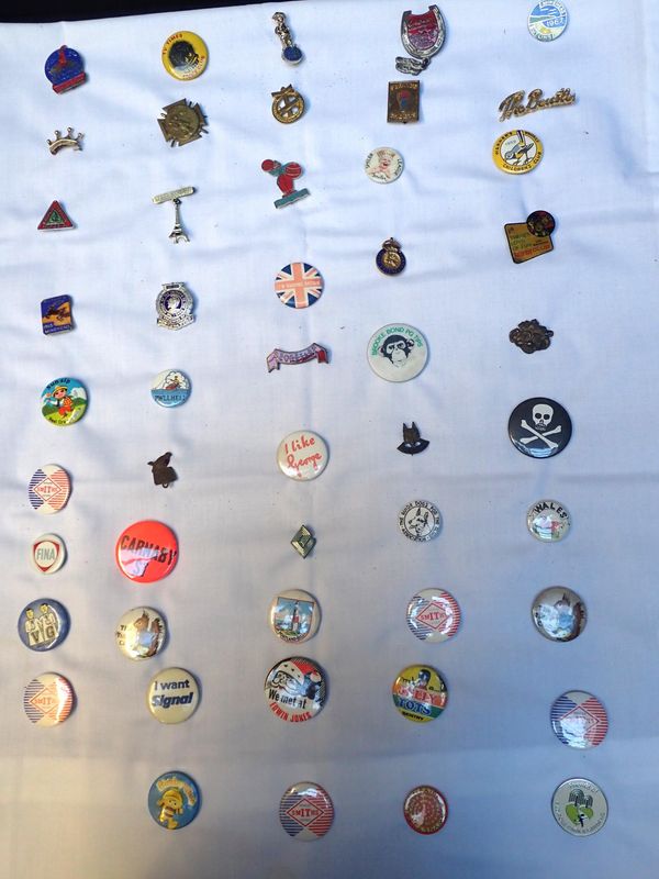 A COLLECTION OF VINTAGE BADGES/PINS INCLUDING A BEATLES EXAMPLE