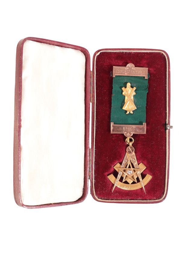 A 9CT GOLD MASONIC JEWEL