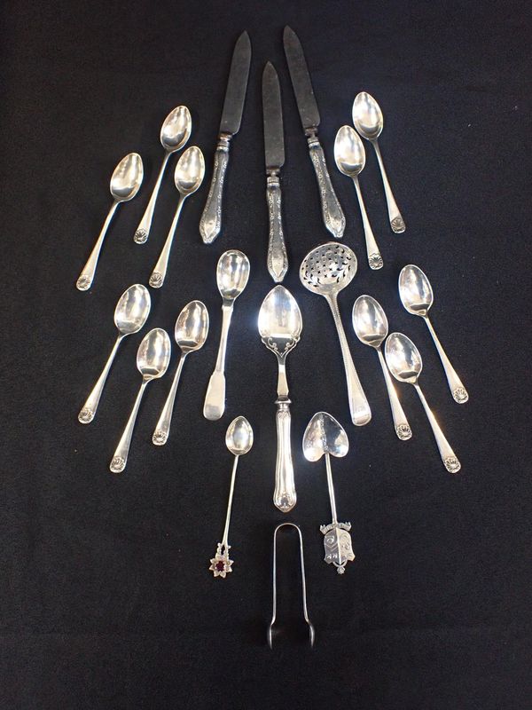 A SET OF SIX SILVER SHELL-PATTERN COFFEE SPOONS