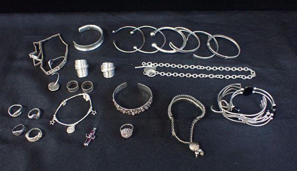 A MODERNIST WHITE METAL BRACELET