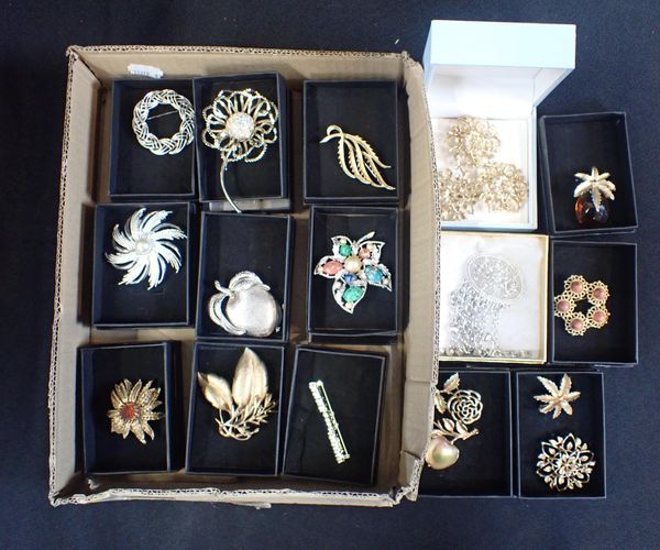 A COLLECTION OF VINTAGE SARAH COVENTRY COSTUME BROOCHES