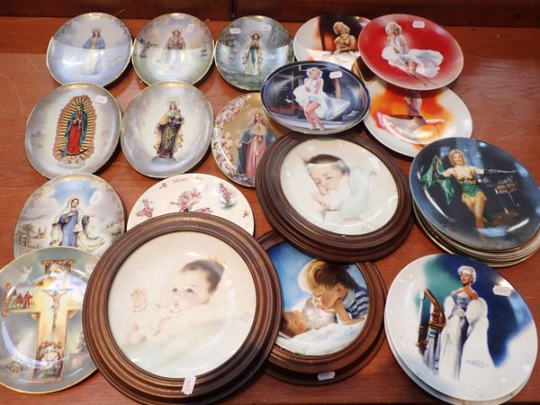A QUANTITY OF COLLECTORS' PLATES