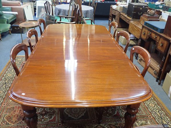 A VICTORIAN MAHOGANY EXTENDING DINING TABLE & SIX CHAIRS