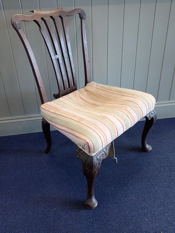 A GEORGE III MAHOGANY DINING CHAIR OF CHIPPENDALE STYLE