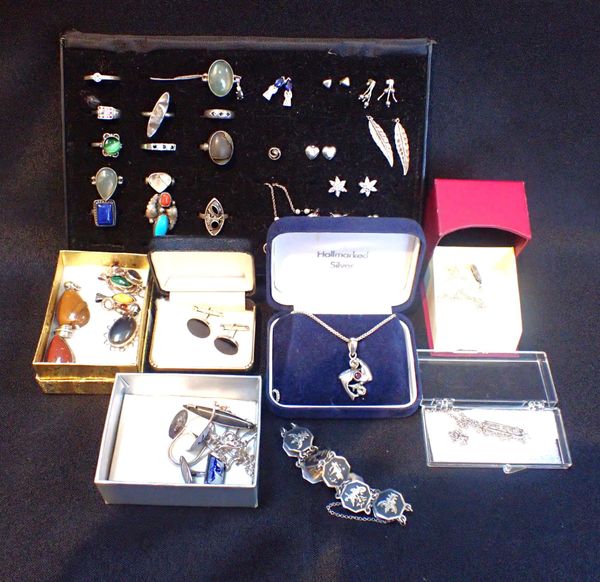 A COLLECTION OF SILVER AND WHITE METAL JEWELLERY